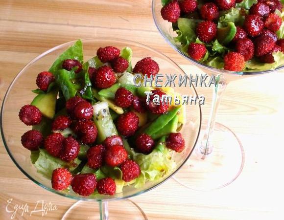 Раскладываем основу в салатники, распределяем землянику, поливаем заправкой.