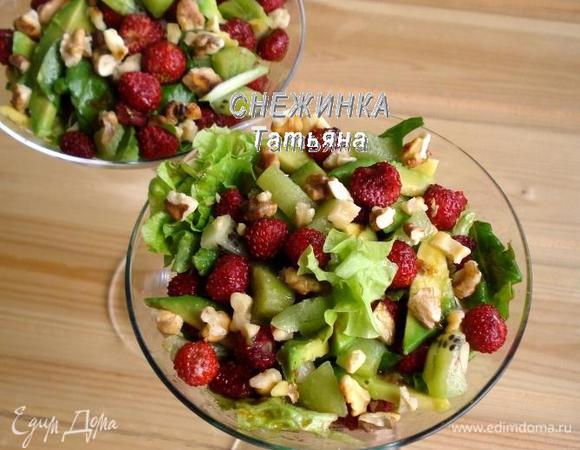 Сверху посыпаем орешками.