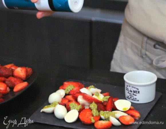 Немного посолить и поперчить.