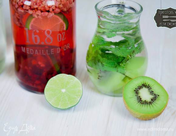 Для киви. Очистить киви, нарезать на дольки. Залить водой и добавить мяту. Мяту лучше немного помять в руках, чтобы вкус был ярче. Убрать в холодильник на 3-4 часа.

Для малины. Сложить малину, залить водой и добавить лайм. Убрать в холодильник на 3-4 часа.