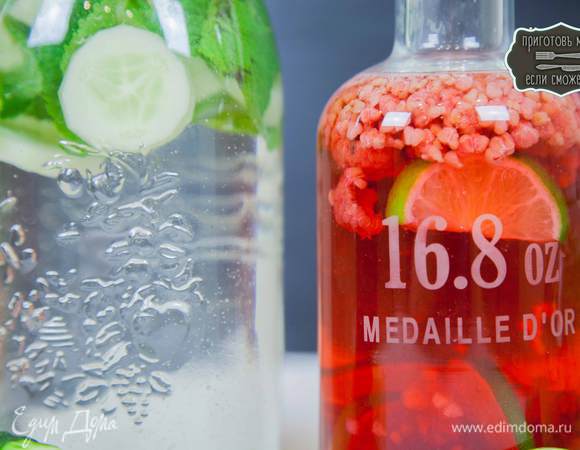 Для огурца. Очистить от кожуры огурец, залить водой и добавить мяту. Мяту лучше немного помять в руках, чтобы вкус был ярче. Убрать в холодильник на 3-4 часа.