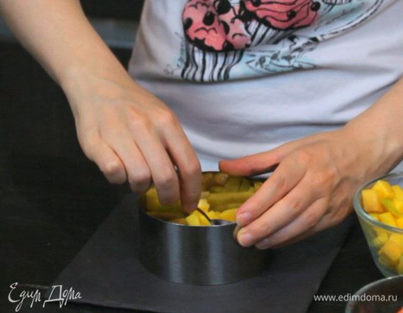 Нарезать все ингредиенты кроме лимона кубиком. Выложить сперва слой манго.