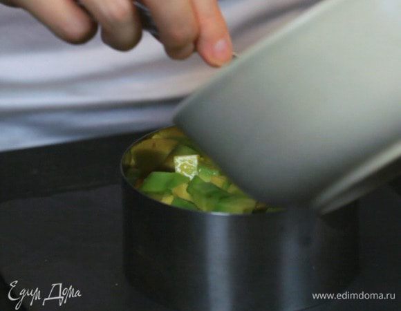 Затем слой авокадо. Авокадо перед сборкой лучше взбрызнуть лимонным соком, чтобы не изменился цвет.