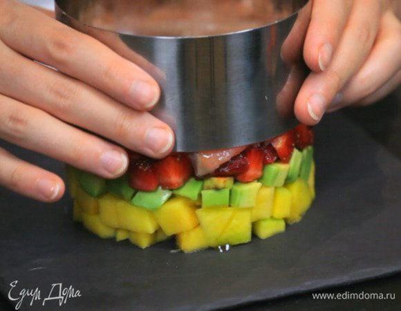 Аккуратно поднимаем кольцо.