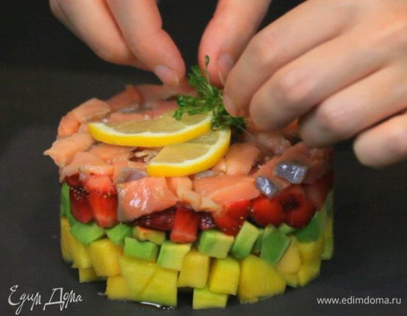Сверху украшаем лимоном и кресс-салатом.