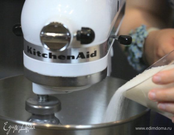 Затем добавить уксус и начать постепенно всыпать сахар.