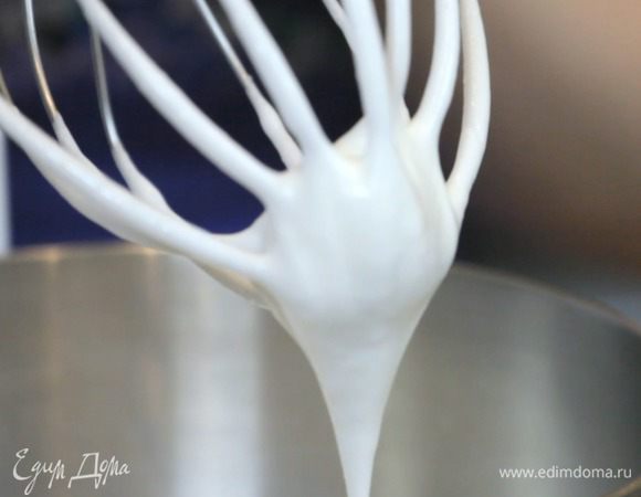 Взбивать нужно до мягких пик. Как только они начнут образовываться, останавливайтесь. Если взбить до устойчивых плотных пик, то не получится воздушного бисквита. 