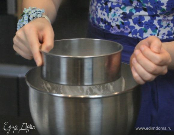 Просеять муку сверху и аккуратно ее примешать.