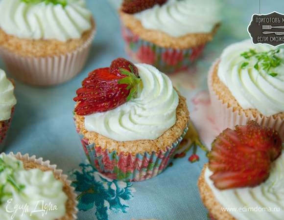 Взбить сливки с пудрой и укрсить кексы. Сверху можно украсить ягодами на выбор.