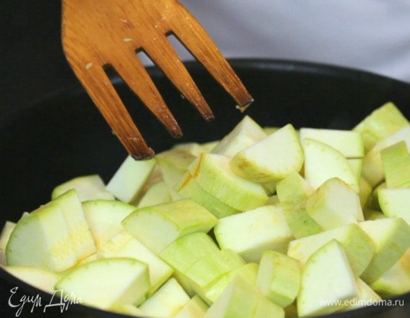 Затем добавить кабачок и обжаривать 5 минут.