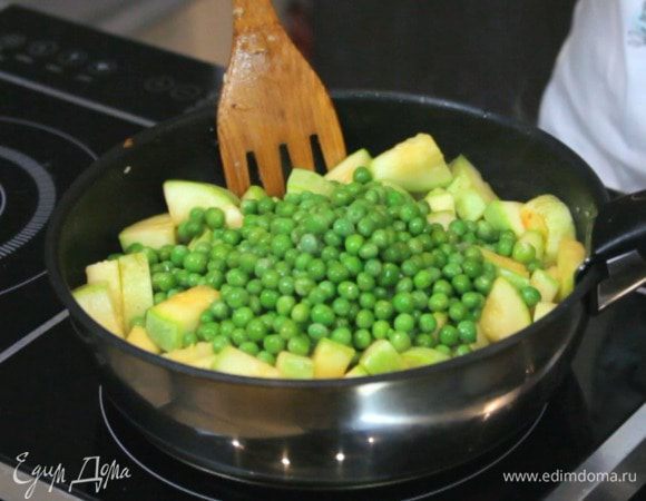 Снять с огня и добавить горошек. Перед этим замороженный горошек нужно бланшировать в кипятке буквально 1,5-2 минуты.