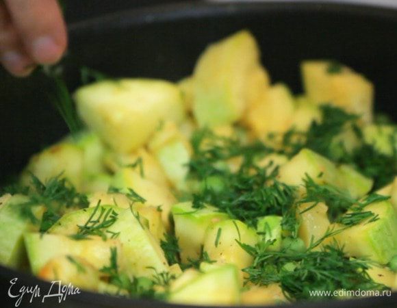 Посыпать укропом.