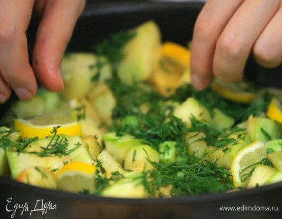 Затем добавить дольки лимона.