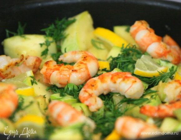 И сверху креветки.