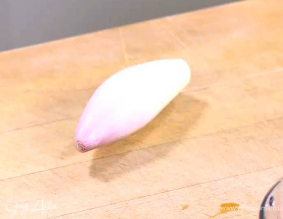 Шалот почистить и крупно порезать.