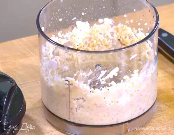 Кедровые орехи и шалот измельчить в блендере.
