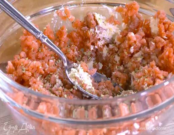 К фаршу добавить орехи с луком и орегано, посолить, поперчить и перемешать.