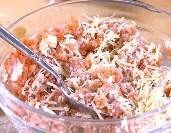 Натертый сыр добавить в фарш, все перемешать и сформировать котлеты.