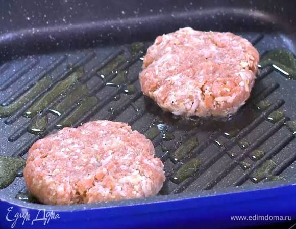 Разогреть в сковороде-гриль оливковое масло и пожарить котлеты до готовности.