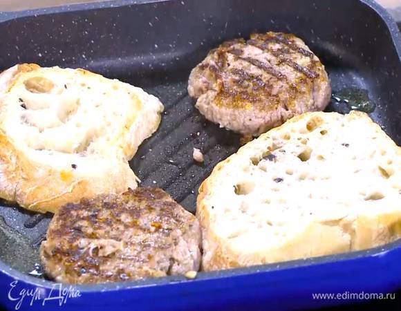 Чиабатту разрезать вдоль пополам и, срезав лишние корки, прогреть на сковороде-гриль вместе с котлетами.