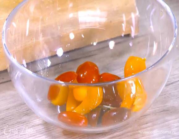 Черри разрезать на 4 части.