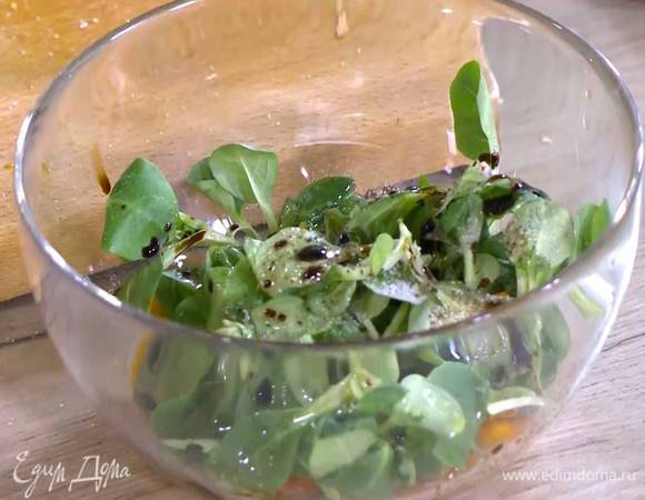 Приготовить салат: помидоры соединить с корном и кедровыми орехами, полить оливковым маслом Extra Virgin, бальзамическим уксусом, посолить, поперчить и перемешать.