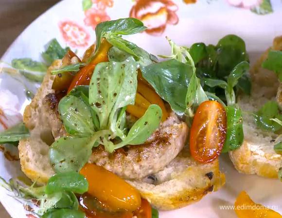 На прогретый хлеб выложить котлеты и салат, посыпать порванными руками листьями базилика.