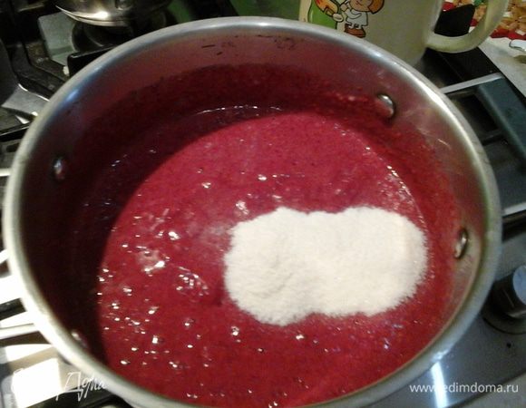 Измельчить ягоду. Я "мельчила" блендером. Не обязательно до полной однородности. Смешать "Желфикс" с примерно с 2 ст. л. сахара и добавить в земляничное пюре и перемешать. Поставить на огонь и довести до кипения (первые бульки в кастрюльке).