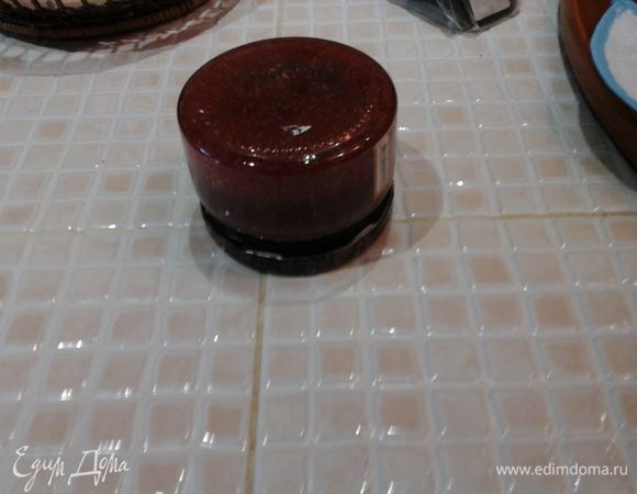 Банки перевернуть к верху дном и оставить минут на 5. Затем перевернуть и дать остыть. Все — ароматный джем готов. Поверьте запах как в лесу, а вкус —ммм....
Легкого и ароматного лета всем!