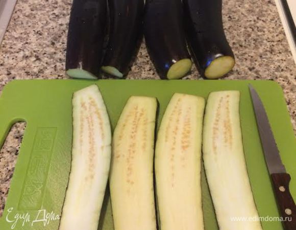 Баклажаны промойте и нарежьте длинными ломтиками.