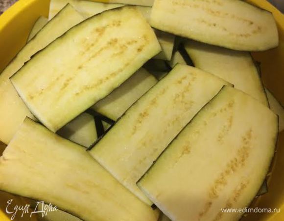 Посыпьте солью и оставьте на 30 минут.