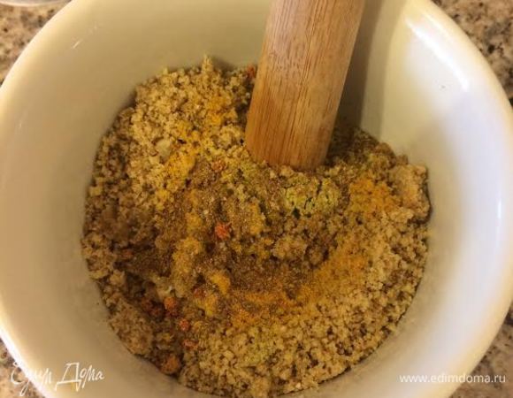 Орехи пропустить через мясорубку. В ступке смешать: орехи, чеснок, уксус, соль и специи.