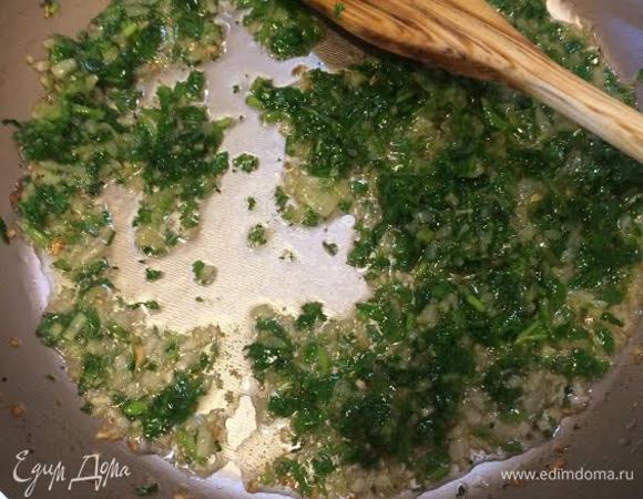 Лук мелко нарезать и потушить до золотистого цвета, добавить кинзу.