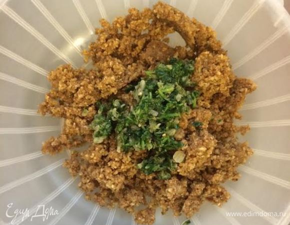 В миске смешать орехи и лук.