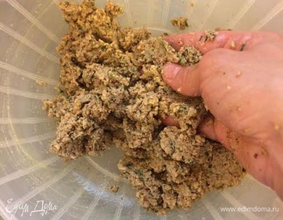 Массу нужно хорошо вымесить руками.