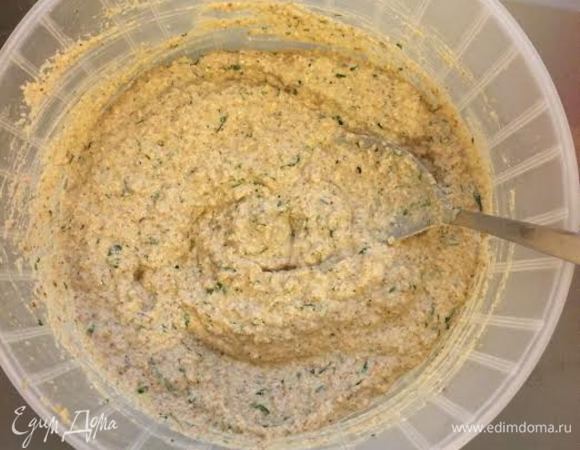 Начать постепенно разводить горячей водой. Начинка должна стать, как густая сметана.