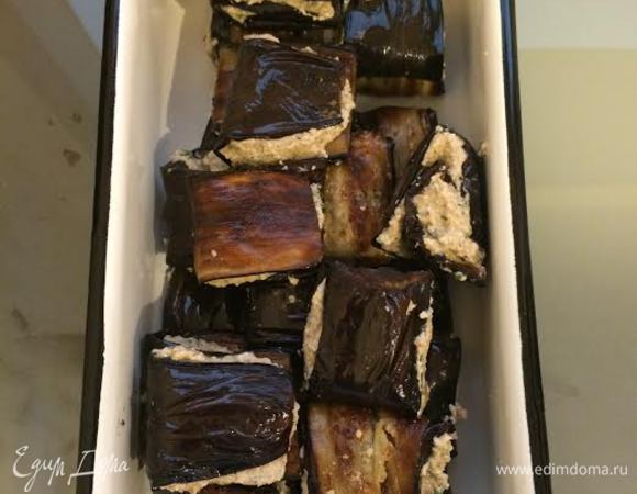 Сложить готовые баклажаны в контейнер и дать настояться в холодильнике 5-6 часов.