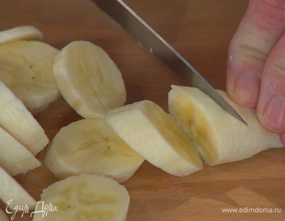 Банан почистить и нарезать кружками.