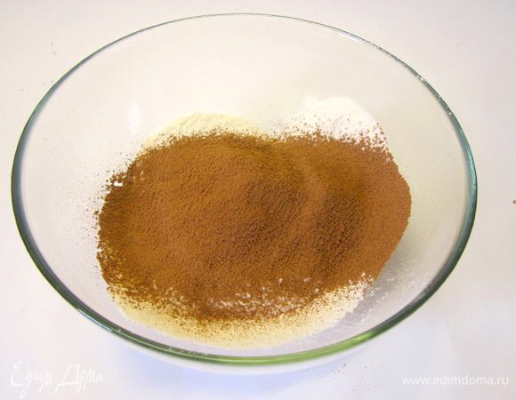 Просеять муку с 2 столовыми ложками какао и разрыхлителем. 