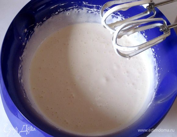 Яйца взбить с 1 стаканом сахара.