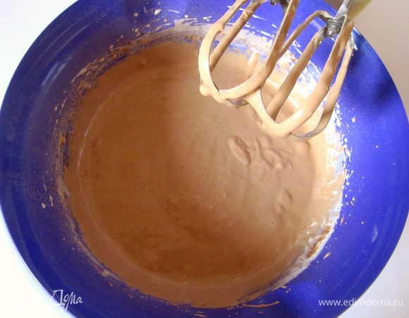 Всыпать муку с какао и разрыхлителем.