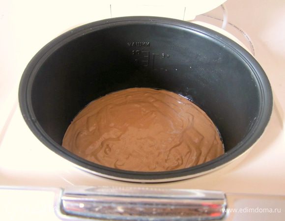 Чашу мультиварки смазать маслом, вылить тесто.