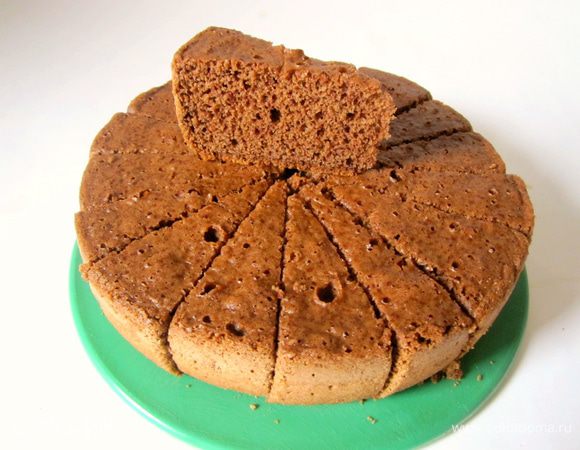 Вынуть бисквит, дать остыть, разрезать на 16 частей.