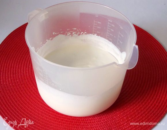 Для крема сметану взбить с 150 г сахара, хорошо перемешать.