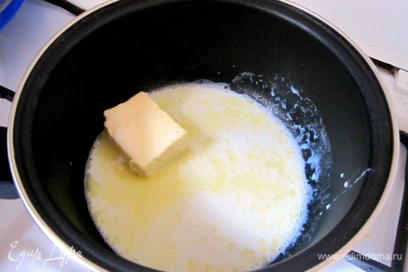 Для глазури в кастрюлю влить молоко, выложить сливочное масло.