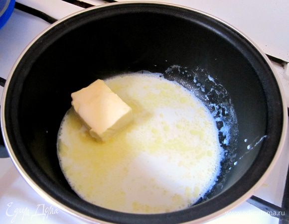 Для глазури в кастрюлю влить молоко, выложить сливочное масло.