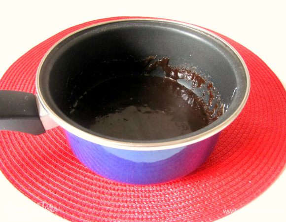 Довести до кипения, всыпать 0,5 стакана сахара и 3 столовые ложки какао, варить 5 минут. Слегка остудить.