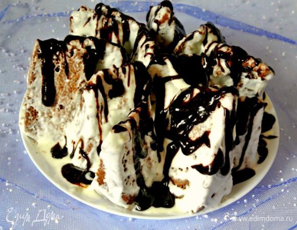 Для сборки торта каждый треугольник бисквита обмакнуть в крем, уложить на блюдо острым углом вверх. Ложкой полить глазурью. Поставить в холодильник на 6 часов или на ночь.