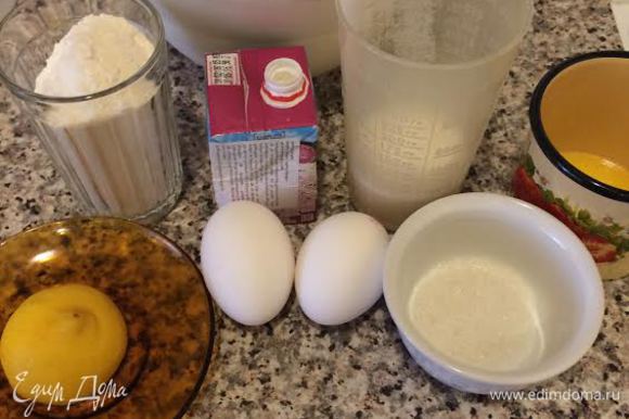 Яйца, молоко и сливки должны быть комнатной температуры. Сливочное масло растопить и слегка охладить.