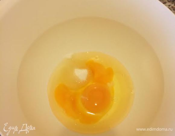 Яйца слегка взбить с сахаром.